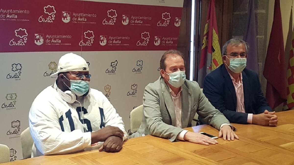 El artista Joe Johnson y los concejales de Cultura y de Deportes y Fiestas del Ayuntamiento de Ávila, Ángel Sánchez y Félix Meneses