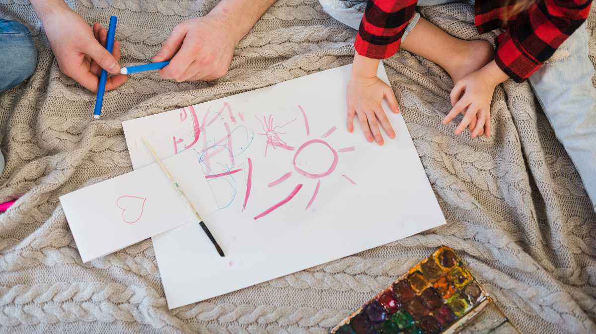 Imagen de niños pintando.