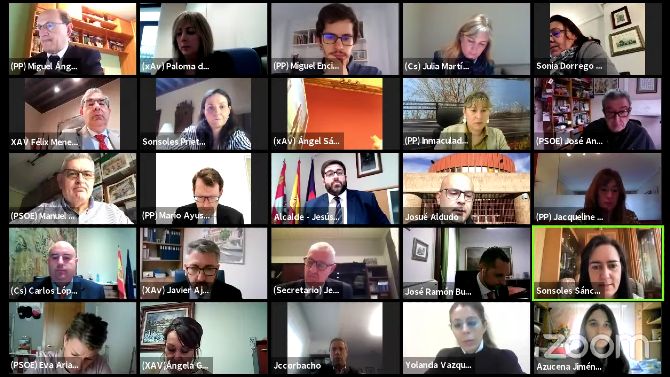 Imagen de archivo de un pleno telemático en el Ayuntamiento de Ávila.