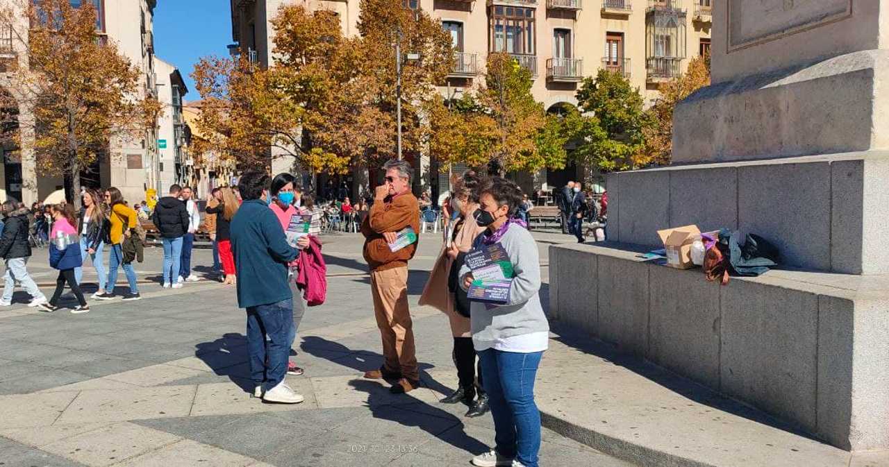 Militantrs de Podemos el sábado en el Mercado Grande.