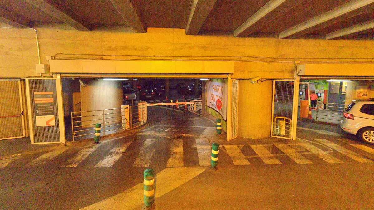 Entrada al aparcamiento del Mercado Grande.