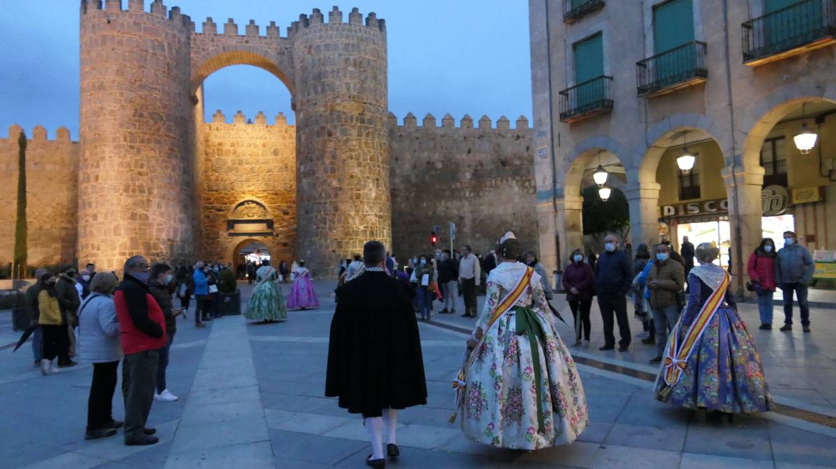 Desfile fallero por ante la muralla de Ávila.