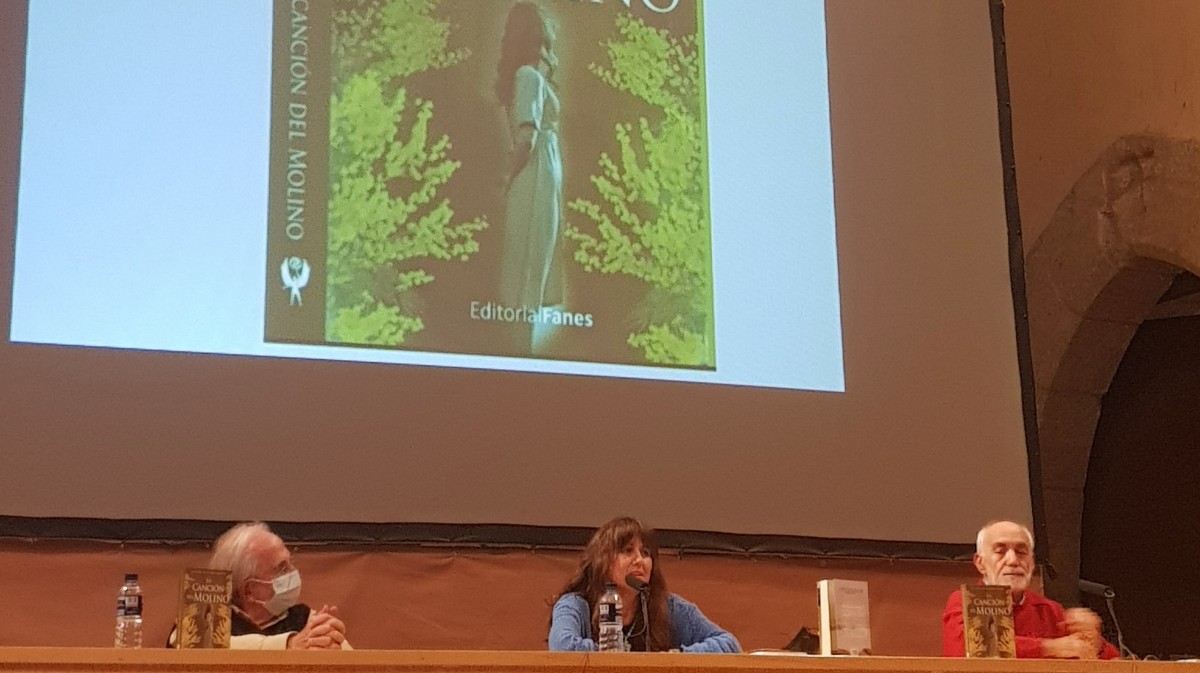 Adolfo Yáñez, Begoña Ruiz y Julio Collado en la presentación de ‘La canción del molino’.
