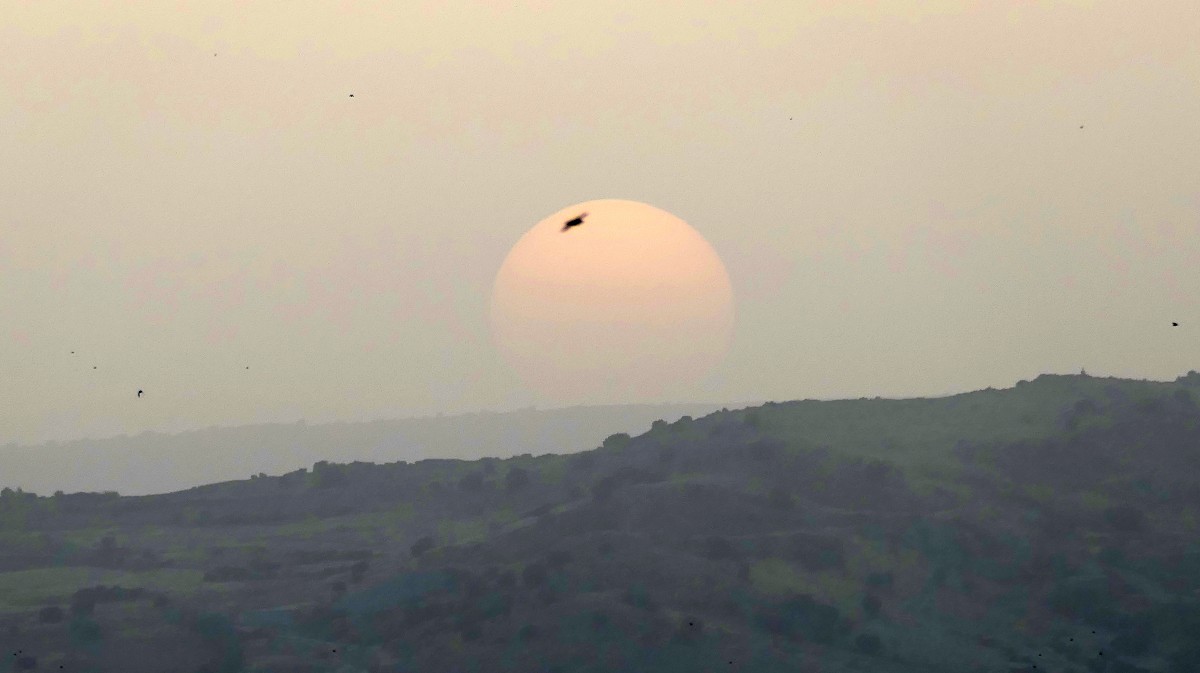 Polvo sahariano en el horizonte al anochecer del martes.