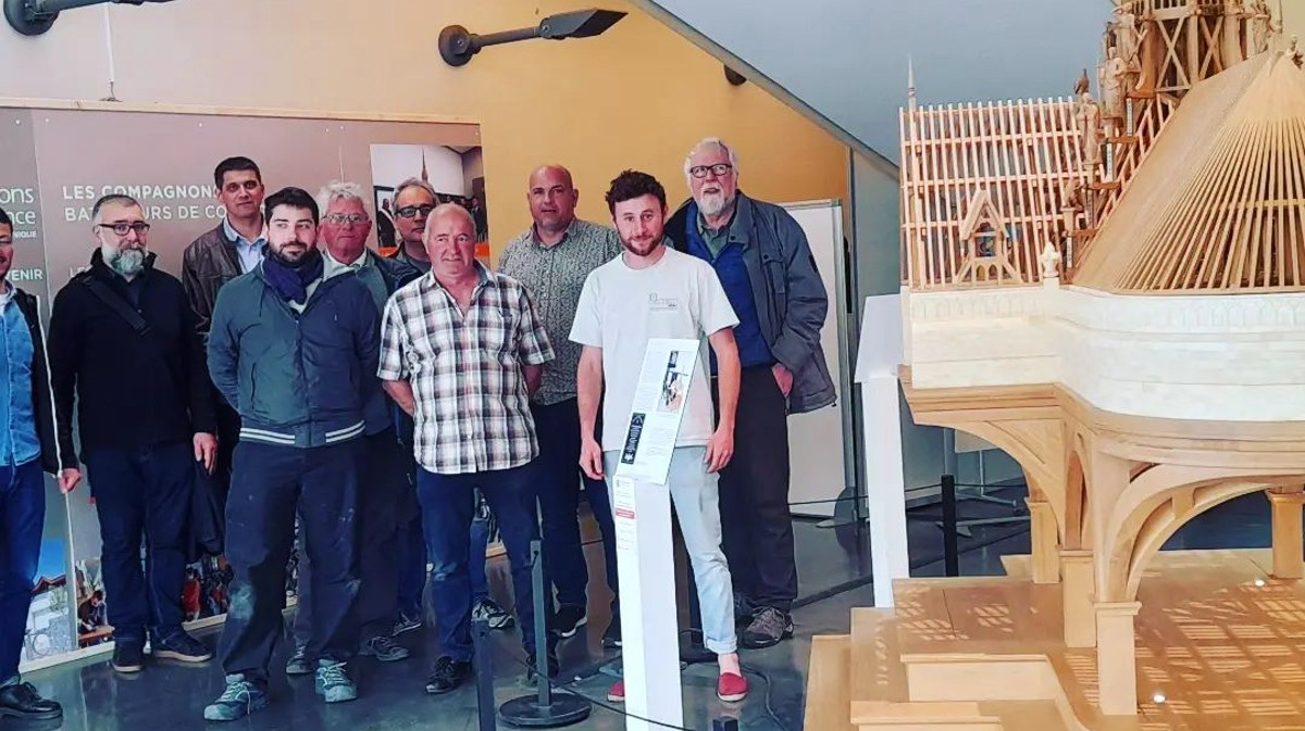 Imagen de archivo de miembros de la Société Compagnonnique Fidèl Aux Devoirs de Tour de France.