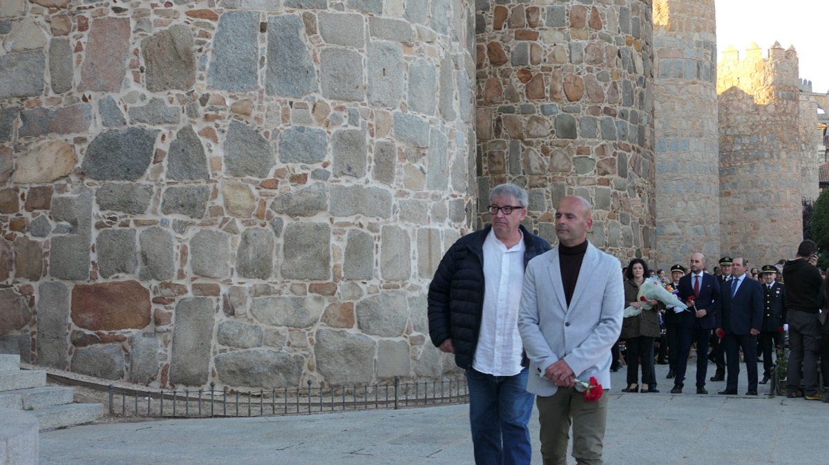 José Antonio Herráez y Josué Aldudo durante la ofrenda floral.