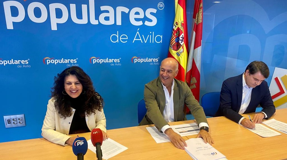 Los procuradores del PP Ángeles García Prieto, Miguel Ángel García Nieto y David Beltrán.