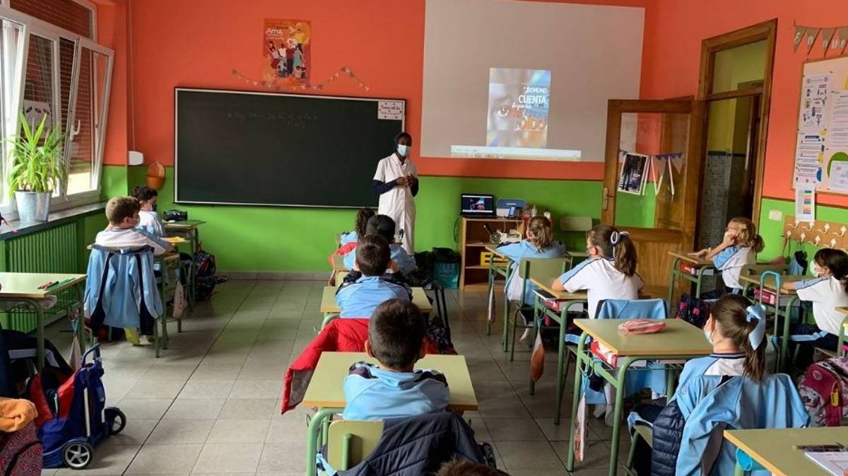 Imagen de archivo de una misionera explicando su experiencia en un colegio.
