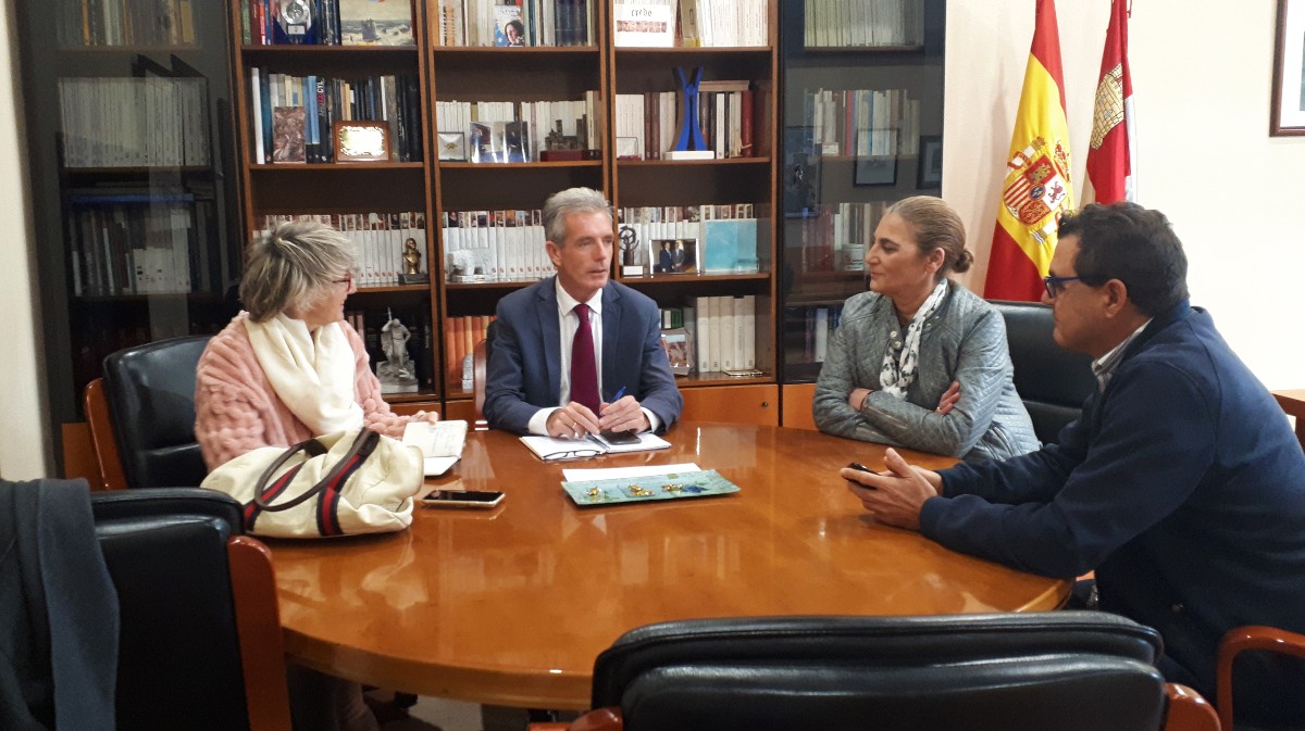 Reunión de representantes de la Junta y la asociación Hablemos.