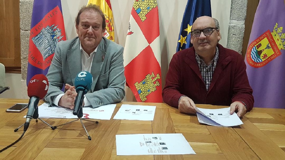 El concejal de Cultura del Ayuntamiento de Ávila, Ángel Sánchez, y José María Muñoz Quirós, coordinador del ciclo.