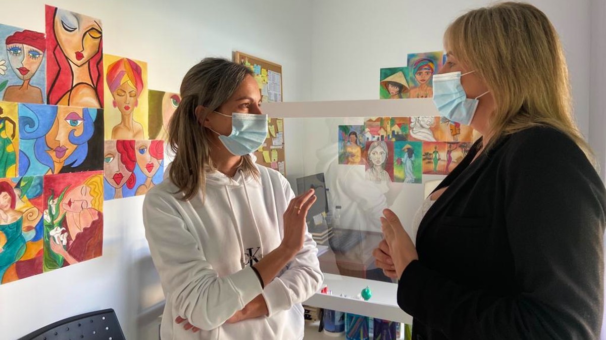 La concejala de Servicios Sociales conversa con una trabajadora social en el Centro Vicente Ferrer.