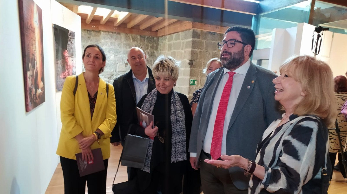 El alcalde en la inauguración de la exposición 'Extramuros' dedicada a Santa Teresa.