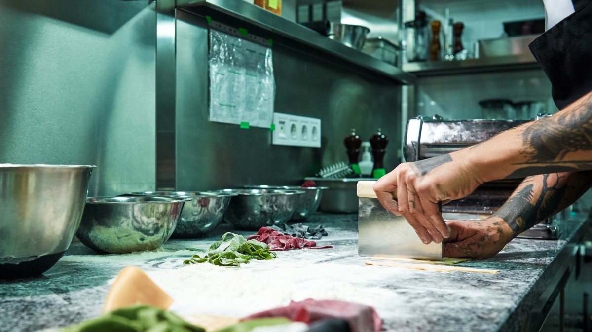 Un cocinero prepara pasta italiana.