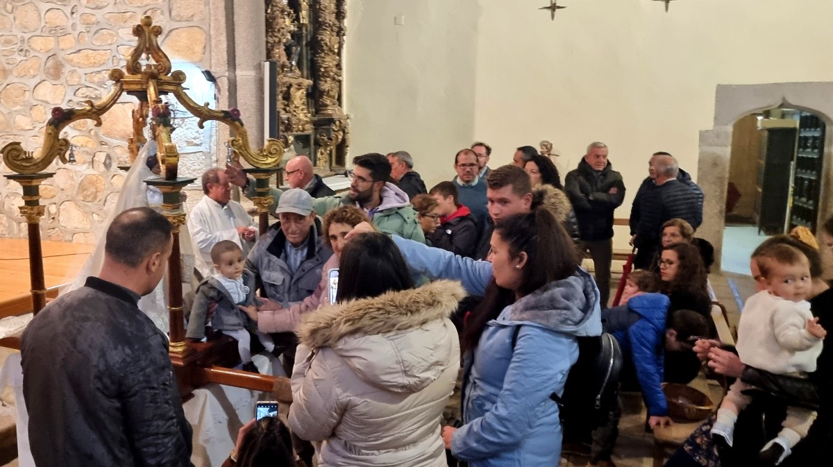 Subida de niños a la virgen este domingo en el interior de la iglesia al haberse suspendido la procesión.