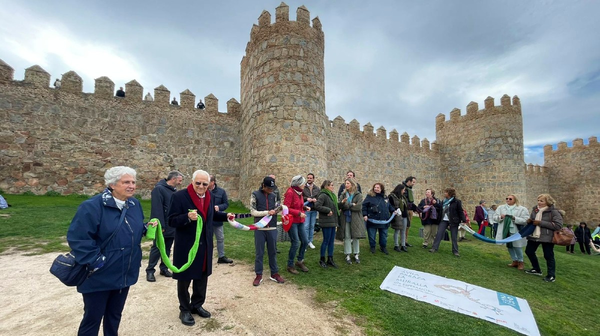 El padre Ángel en la iniciativa 'Abraza la muralla' con bufandas.