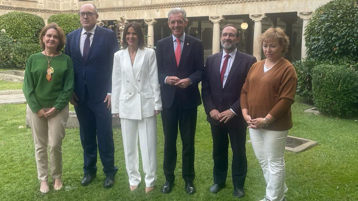 Laura Martín junto a miembros de la dirección de Educación