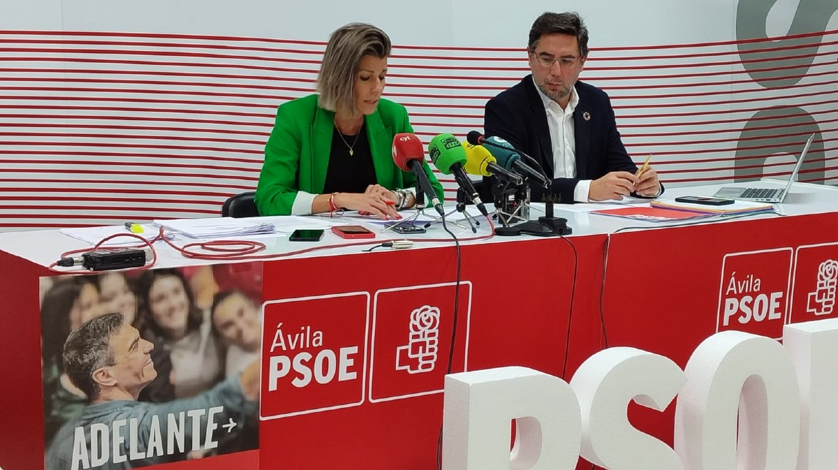 Eva Arias y Fernando Contreras en rueda de prensa