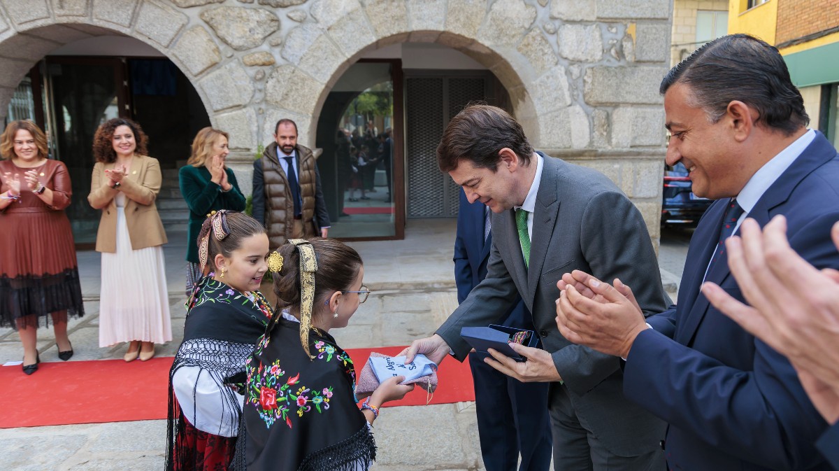 El presidente de la Junta en Sotillo de la Adrada.