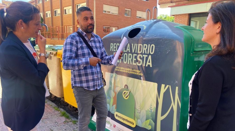 La concejala de Medio Ambiente, el gerente de Ecovidrio y la técnico medioambiental, ante un contenedor en el barrio de La Cacharra.