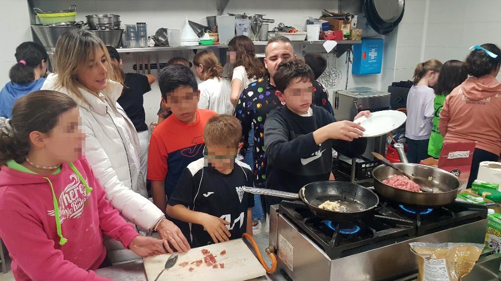 La teniente de alcalde de Servicios Sociales, Paloma del Nogal, con los participantes en el taller de pasta fresca.