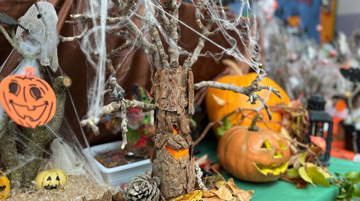 Exposición de Halloween en el CEIP Santo Tomás.