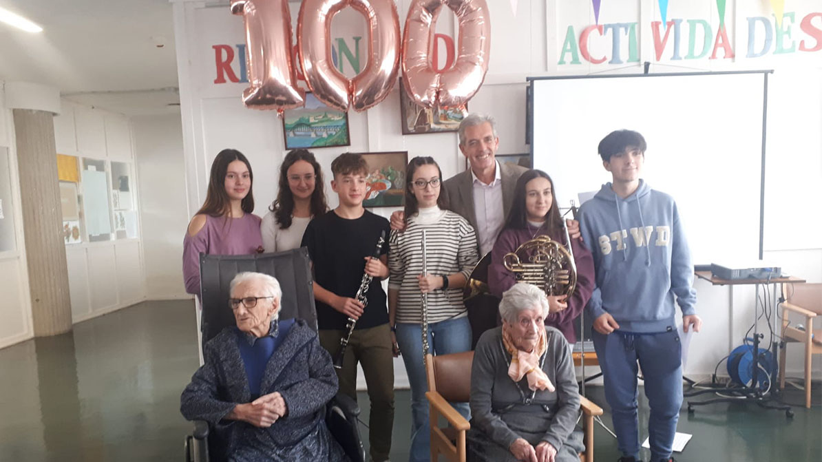 Homenaje a las centenarias de la Residencia de Personas Mayores