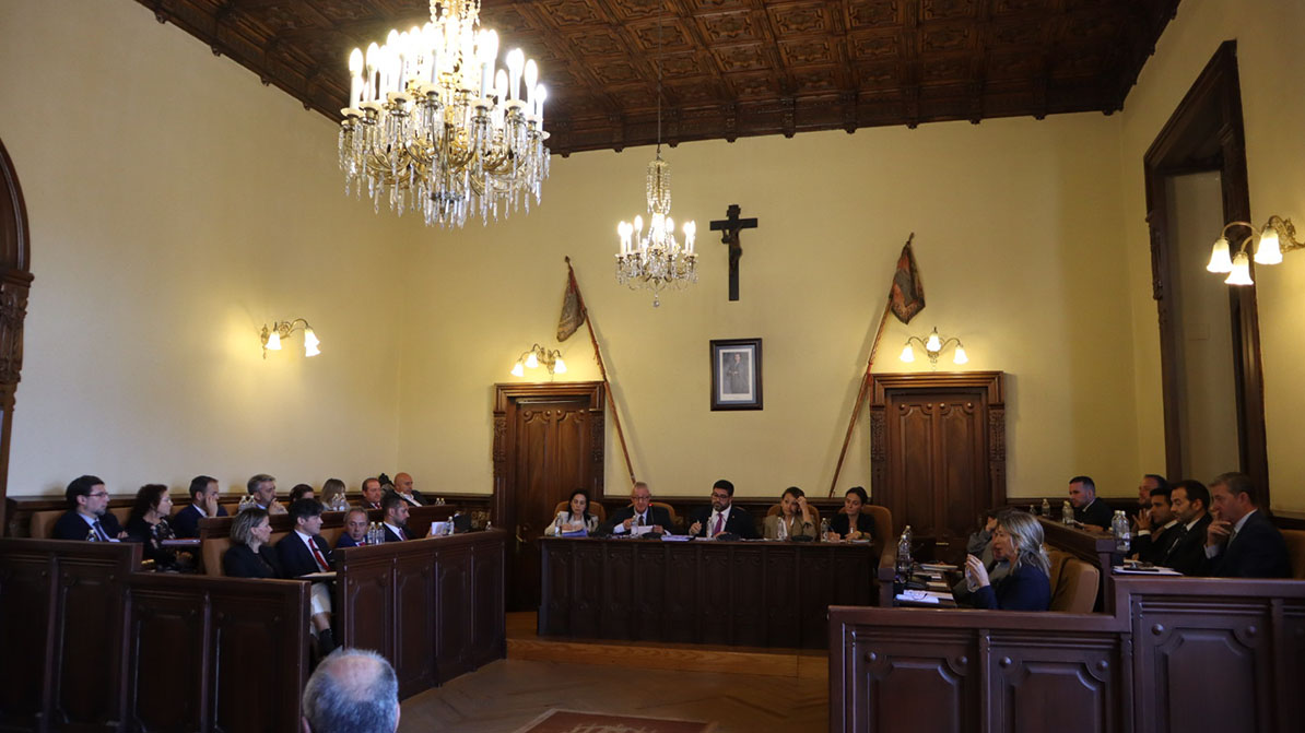 Corporación municipal durante el pleno ordinario de octubre