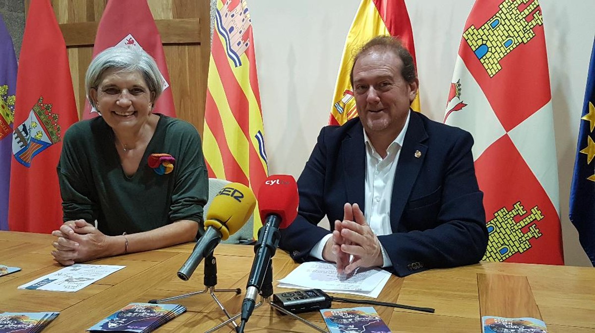 Presentación de la iniciativa que quiere rodear la muralla con bufandas.