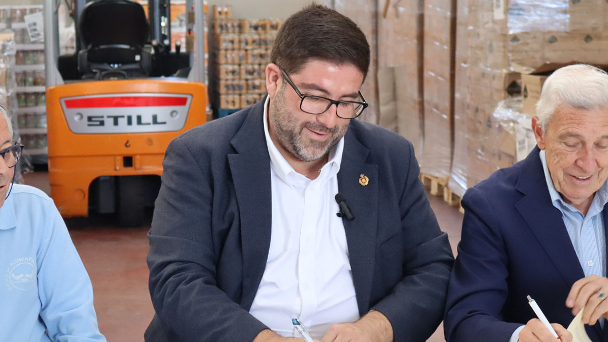 Jesús Manuel Sánchez Cabrera, alcalde de Ávila en la firma del convenio con el Banco de Alimentos