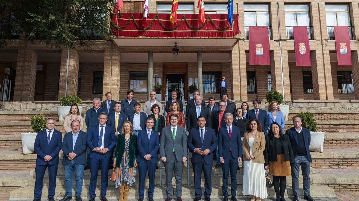 Fernández Mañueco en su visita a Sotillo de la Adrada.