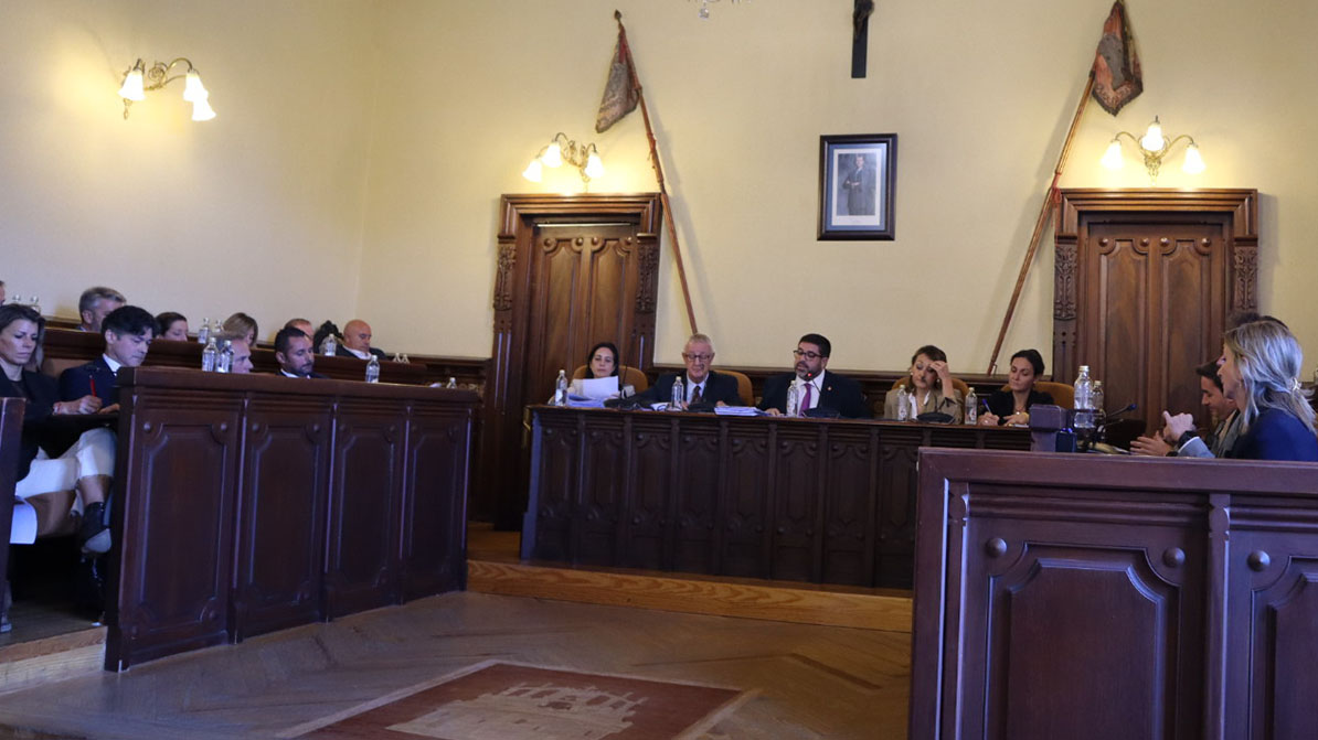 Corporación municipal durante el pleno de octubre