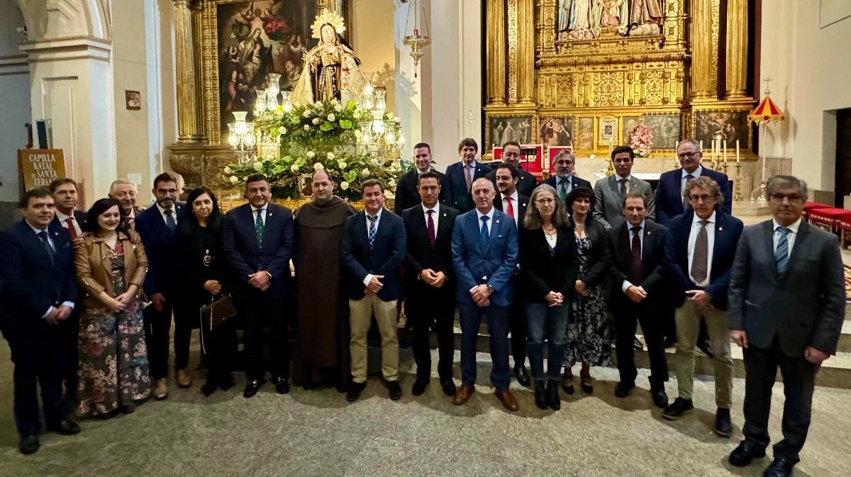 Corporación provincial en la misa de la Dipitación por la festividad de Santa Teresa.
