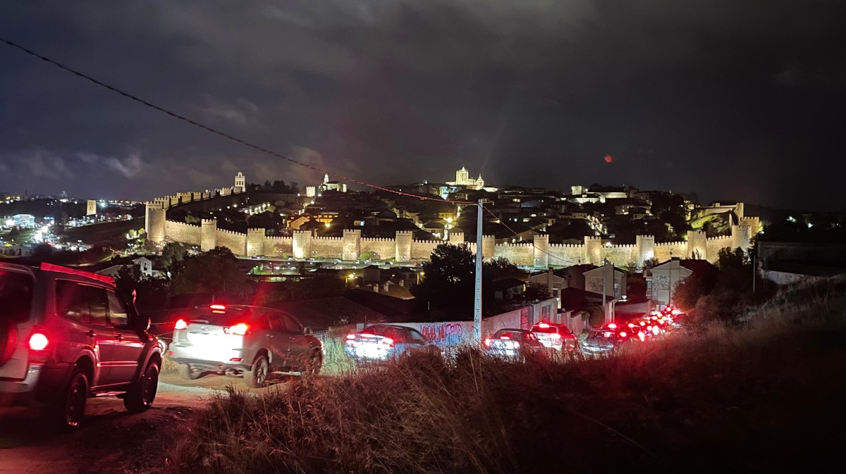 Atascon de vehículos tras presenciar los fuegos artificiales en el cerro de San Miguel.