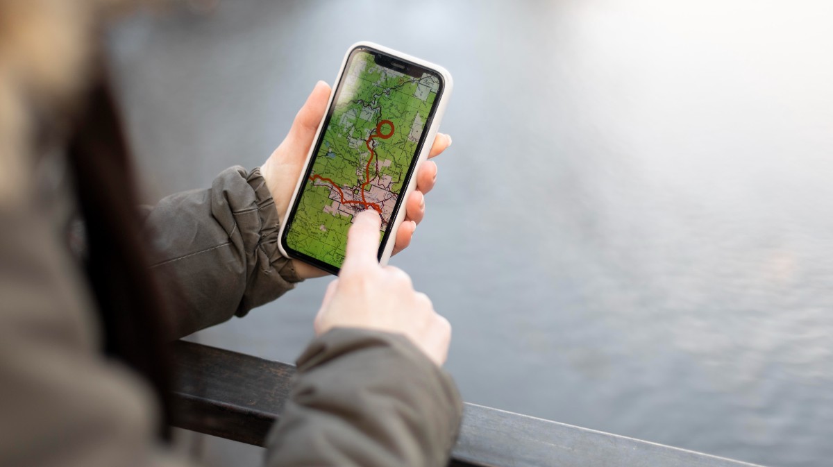 Una persona activa la geolocalización en un teléfono móvil.