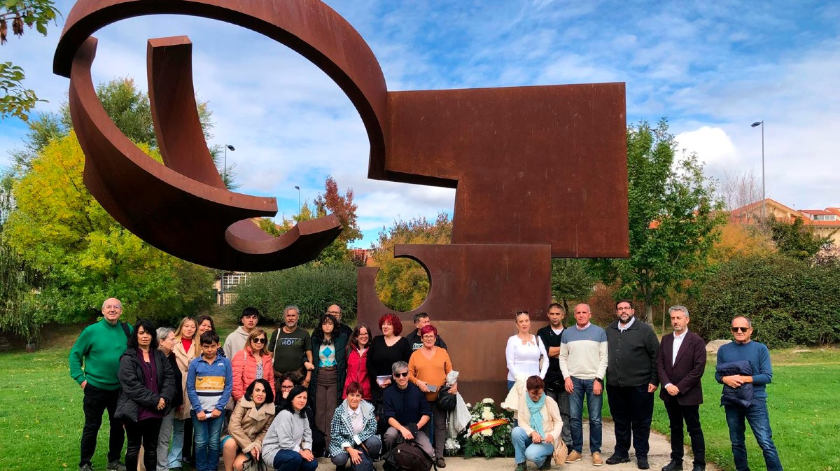 Homenaje a las víctimas del terrorismo ante el monumento del parque de Las Hervencias.