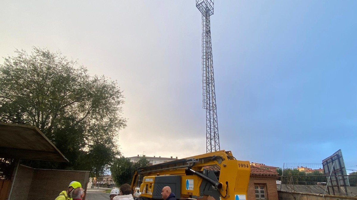 Instalación de la nueva iluminacion en el Adolfo Suárez.