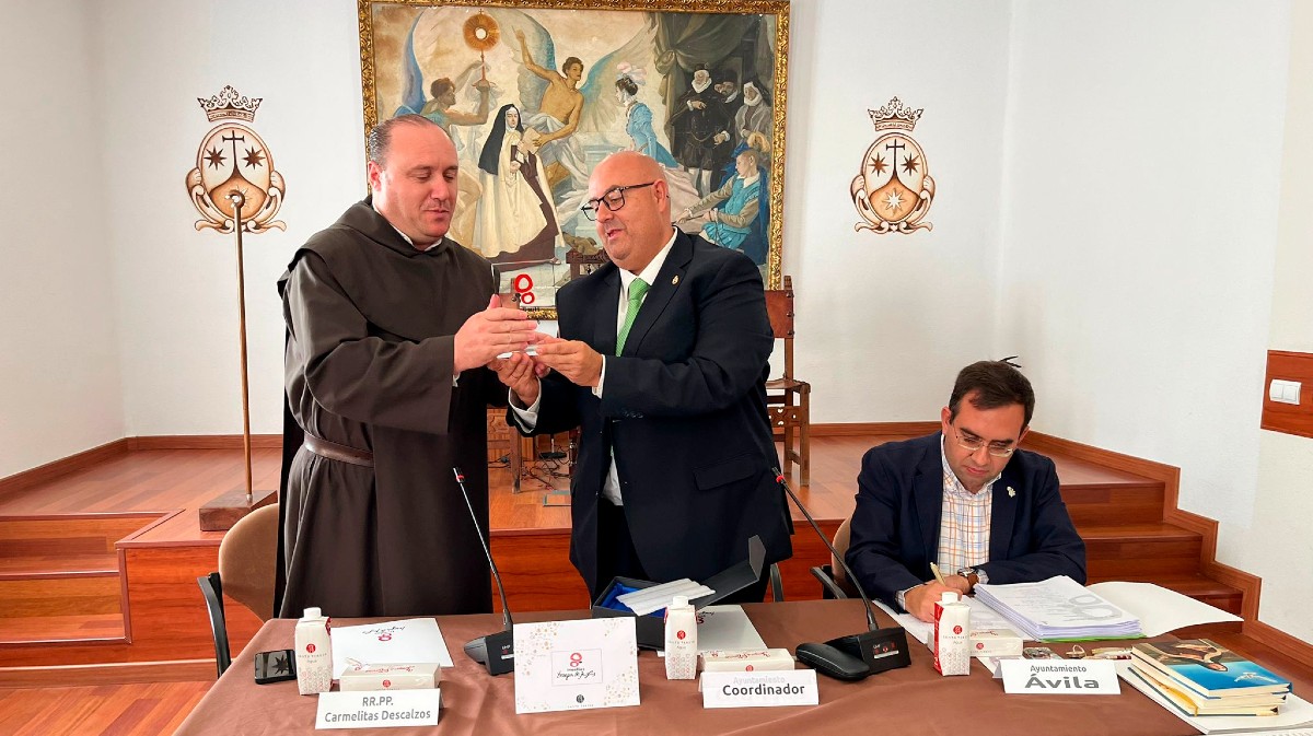 El superior provincial de los carmelitos con el concejal de Turismo de Ávila.