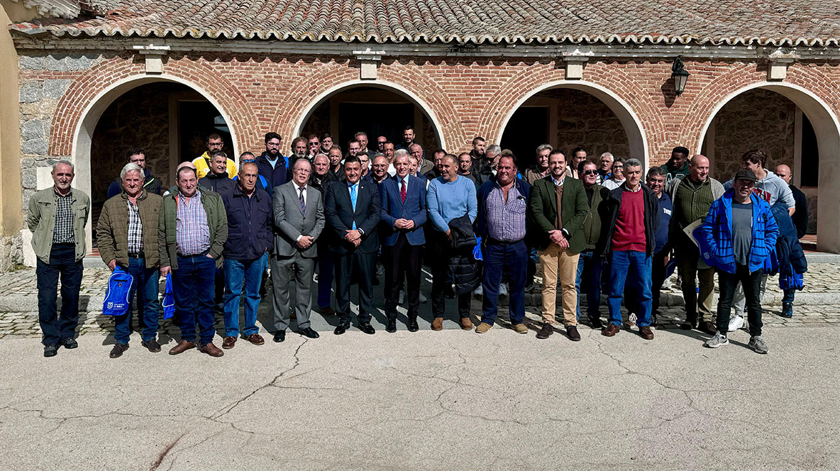 Trabajadores y autoridades en el acto de clausura