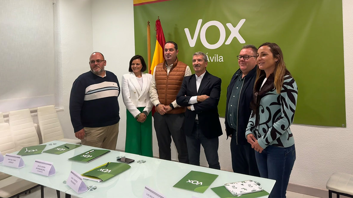 Ejecutiva de Vox en Ávila con Saborido (centro) y David Sierra (tercero izquierda).