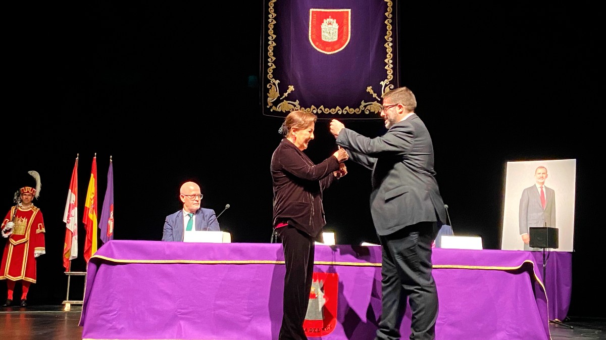 Carmen Linares es nombrada hija adoptiva de Ávila.