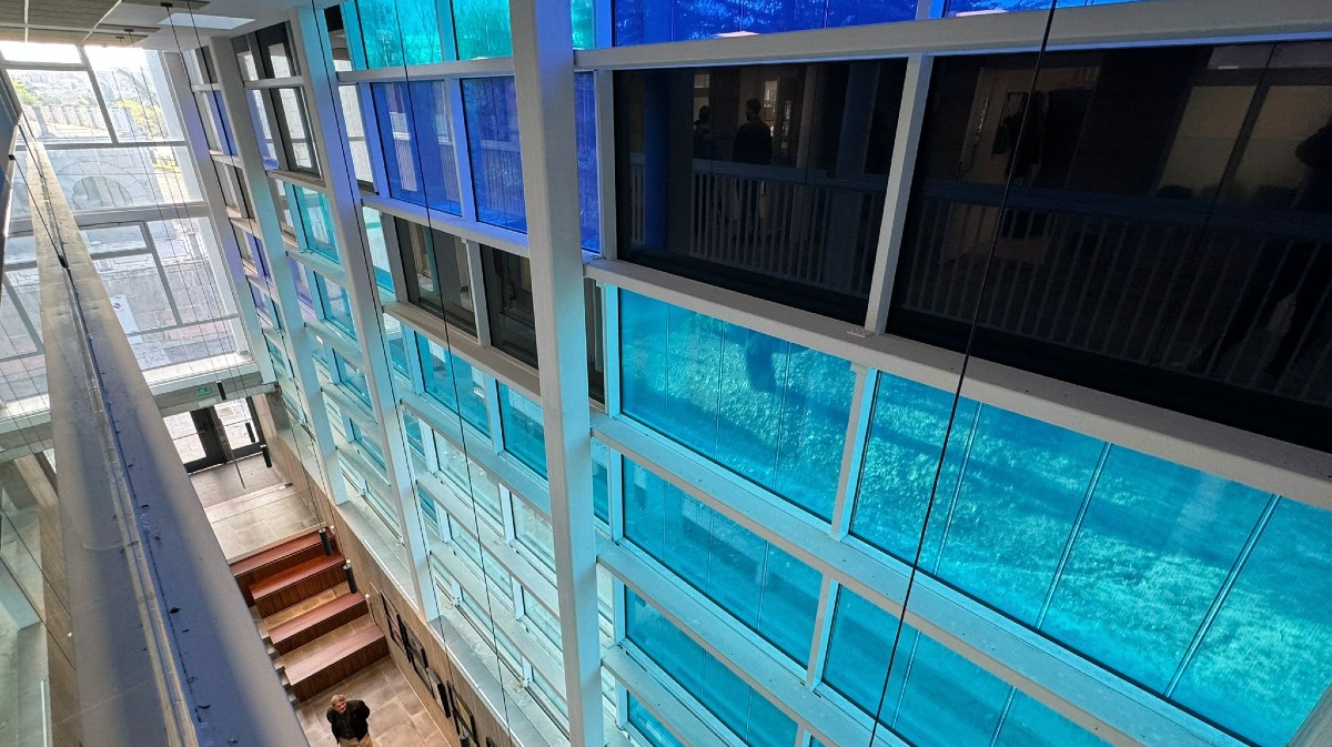 Muro-cortina fotovoltaico en la UCAV.