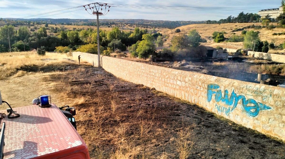 Incendio entre la carretera de Fuentes Claras y la Universidad de la Mística. Foto: @EmergenciaAvila.