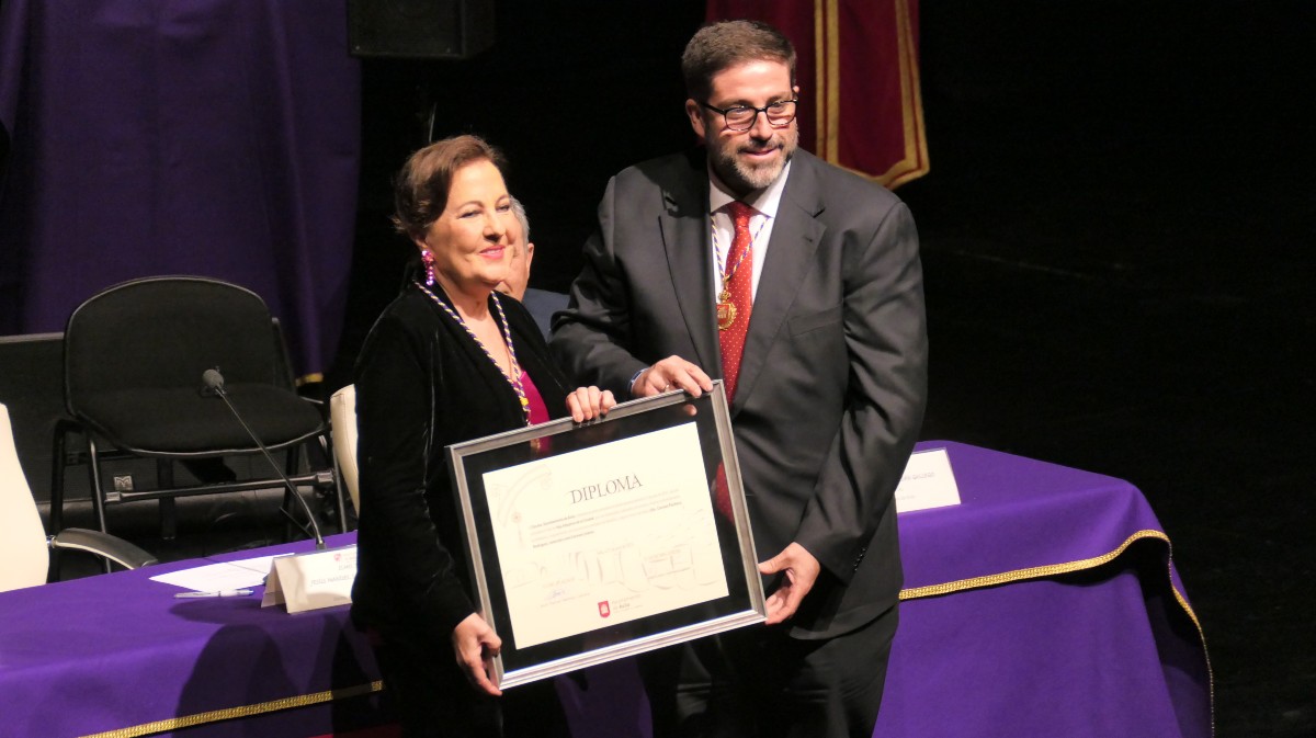 Carmen Linares es nombrada hija adoptiva de Ávila.