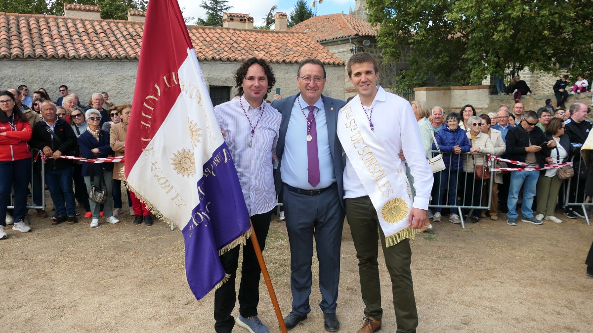Baile de la bandera en el santuario de Sonsoles.