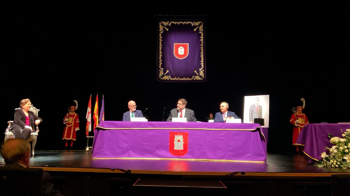 Carmen Linares es nombrada hija adoptiva de Ávila.