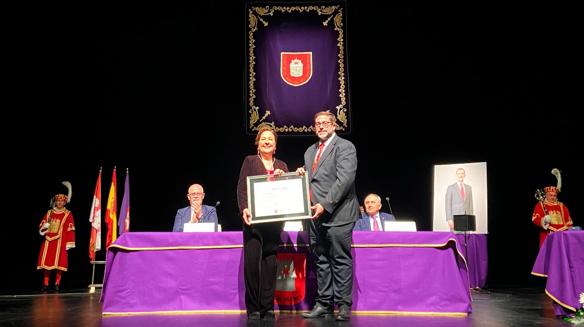 Carmen Linares es nombrada hija adoptiva de Ávila.