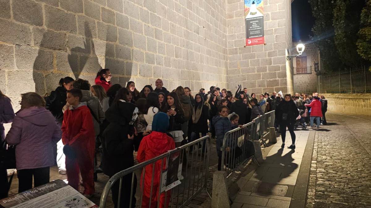 Colas para entrar en el palacio de los Verdugo.