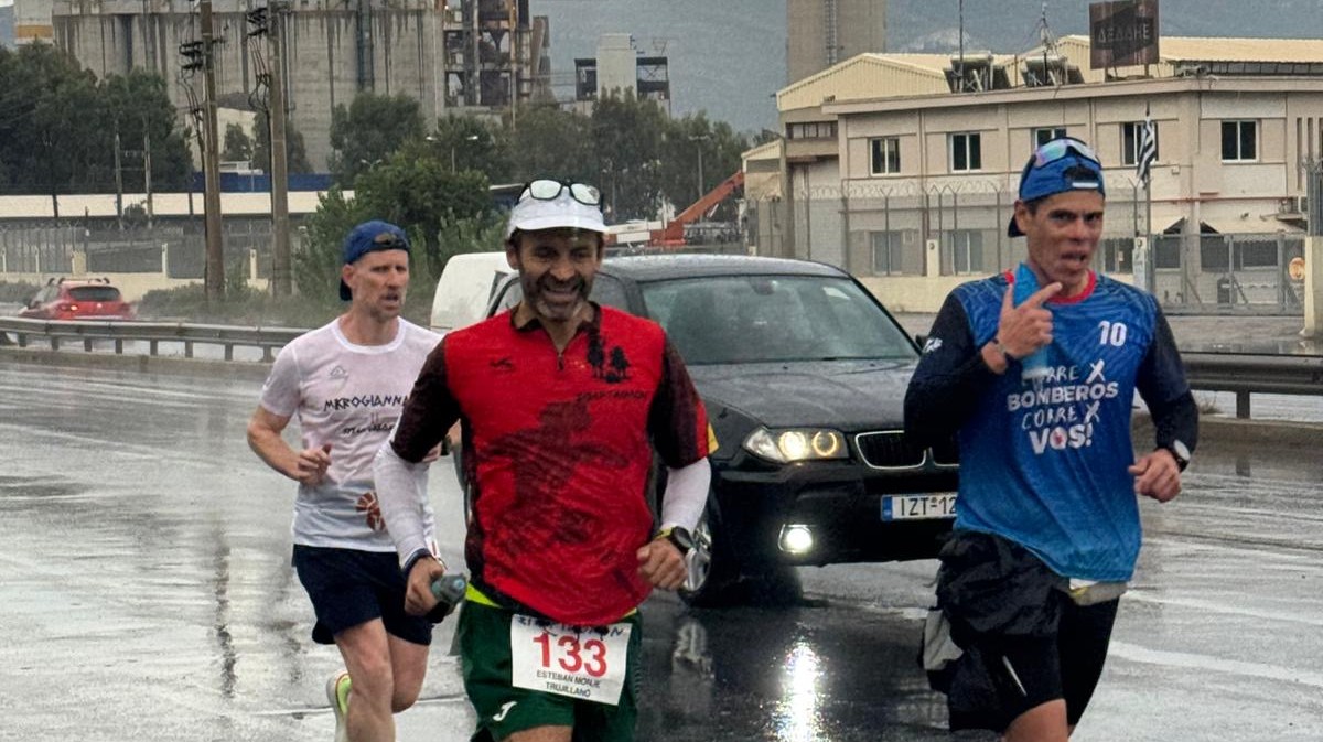 Esteban Monje en la carrera Spartathlon entre Atenas y Esparta.
