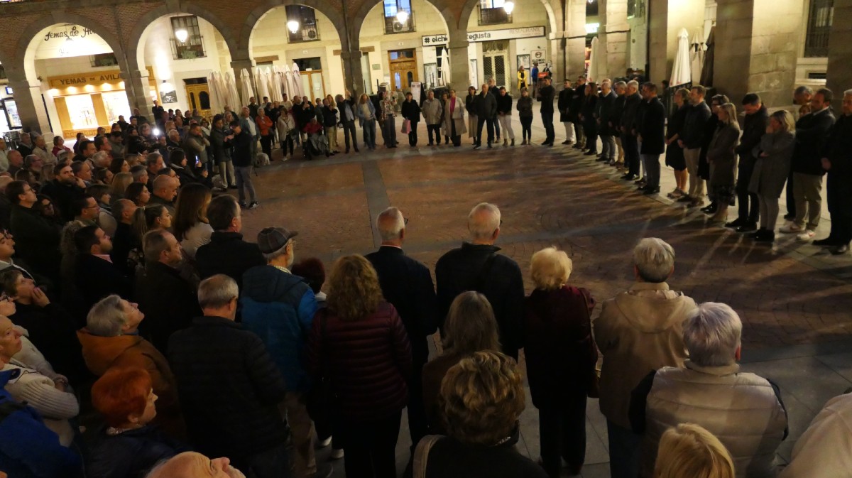 VÍDEO | Silencio y aplausos en memoria de las víctimas del choque de trenes