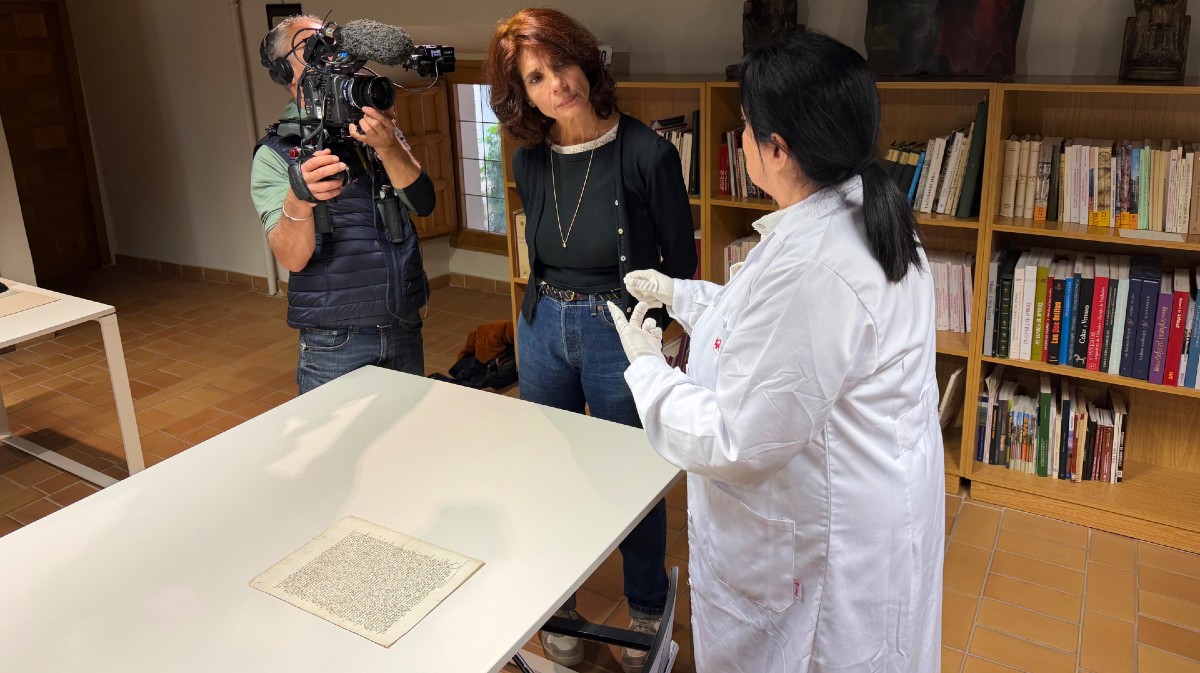 La cineasta Clara Elalouf rueda el documental 'Di&aacute;sporas' en el Archivo Municipal de &Aacute;vila.